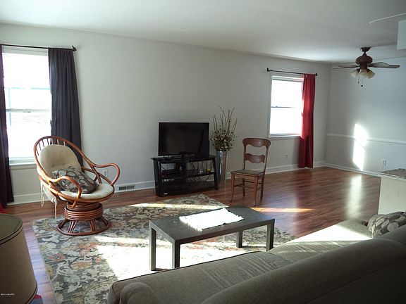 3rd image of 1022 E Apple Ave