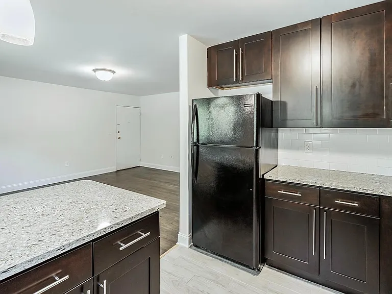 Newtonian Garden Apartments — Photo 8