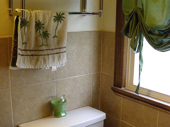 Main bathroom with ceramic tile.