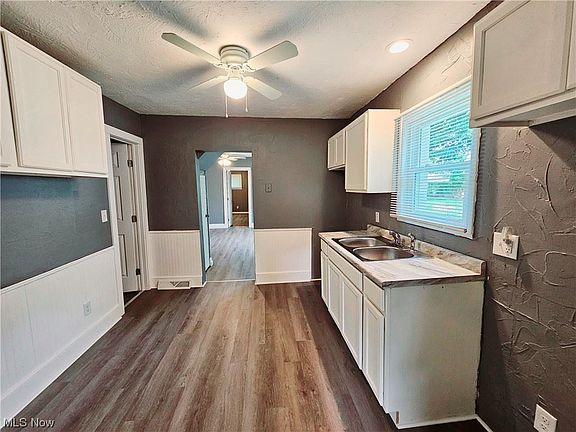 5th image of 387 Washington St