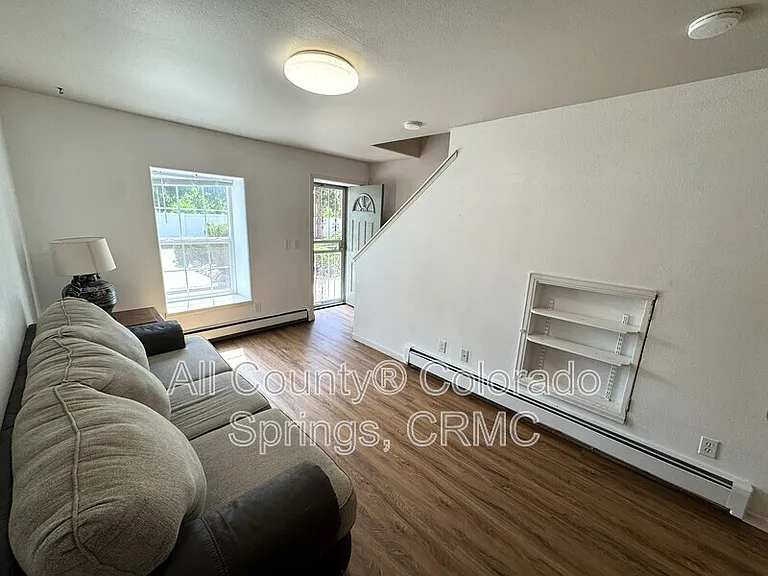 565 W Dale St — Photo 3