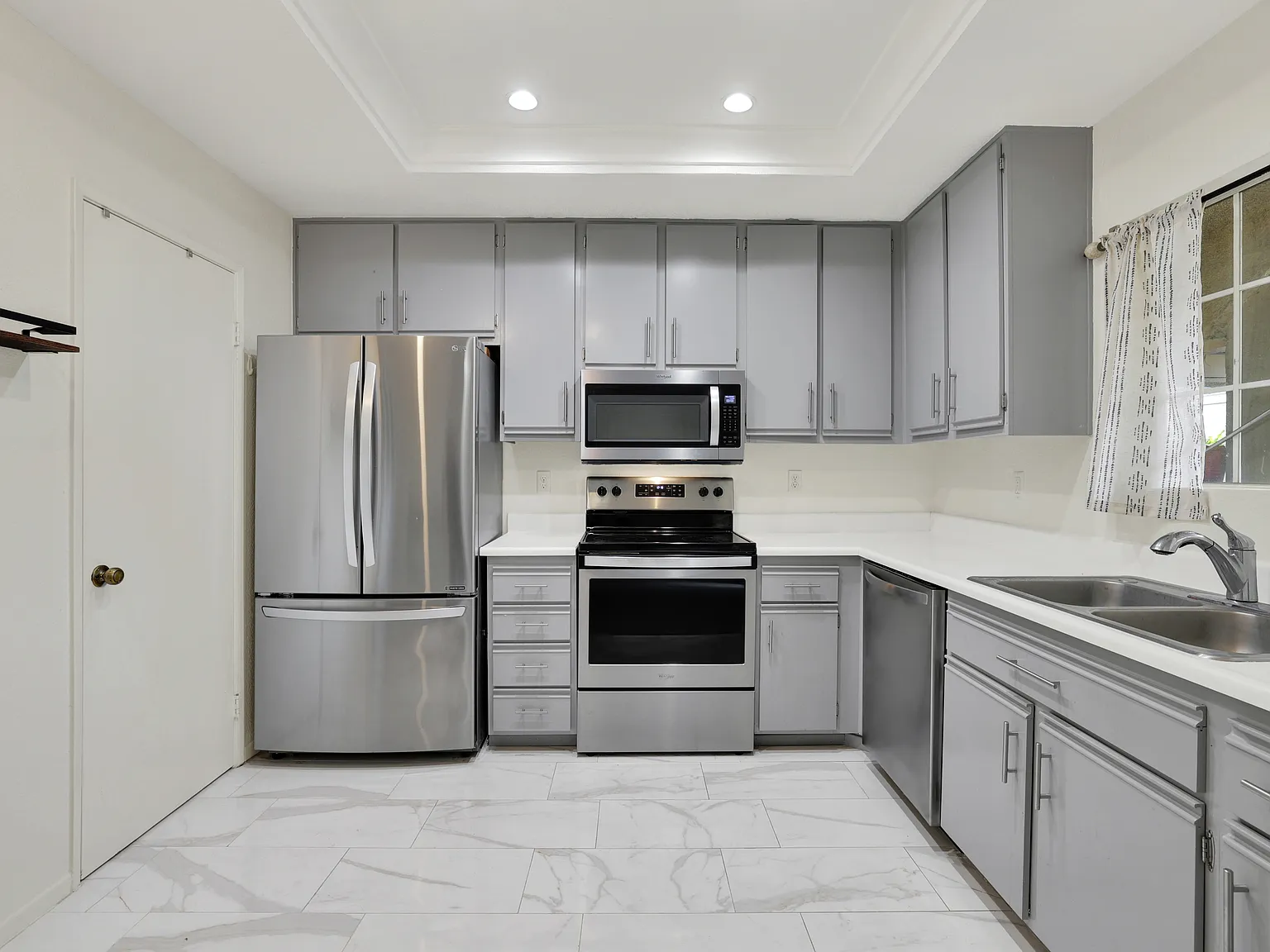 1 bed, 550 sqft, $2,400 — Photo 2