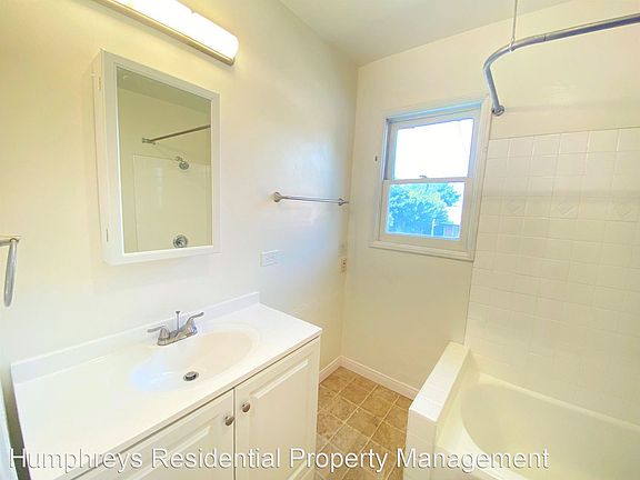 4th image of 1082 Lincoln Ave