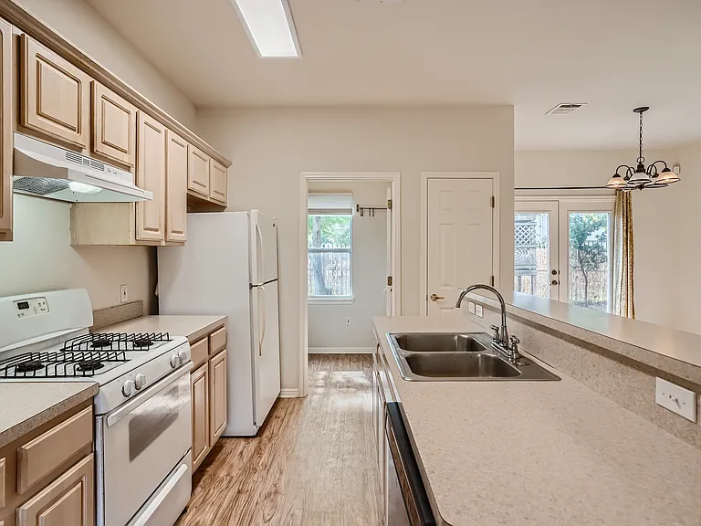 2303 Santa Rita St — Photo 9