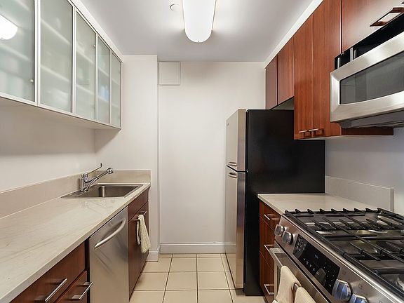 3rd image of 215 E 96th St #32F