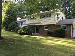 33 Elizabeth Ter, Upper Saddle River, NJ 07458
