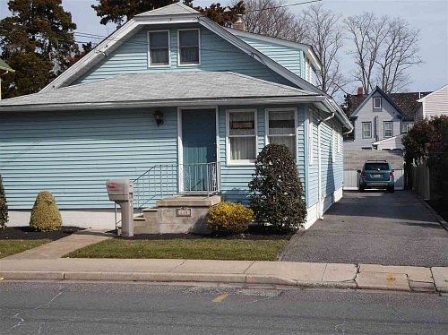 1st image of 210 Mechanic St