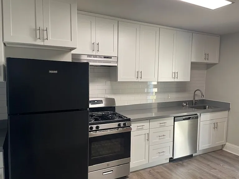 Farrah Apartments: 1 & 2 Bedroom Renovated Units — Photo 37