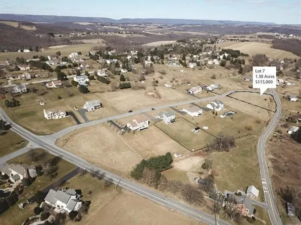 2682 Cobblestone Dr, Schnecksville, PA 18078