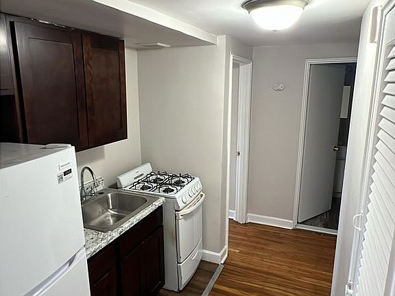 4th image of 5820-5826 N Mascher St #V