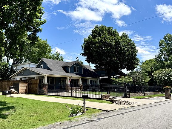 3rd image of 702 Skyview Dr