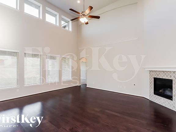3rd image of 723 Chestnut Cove Ln