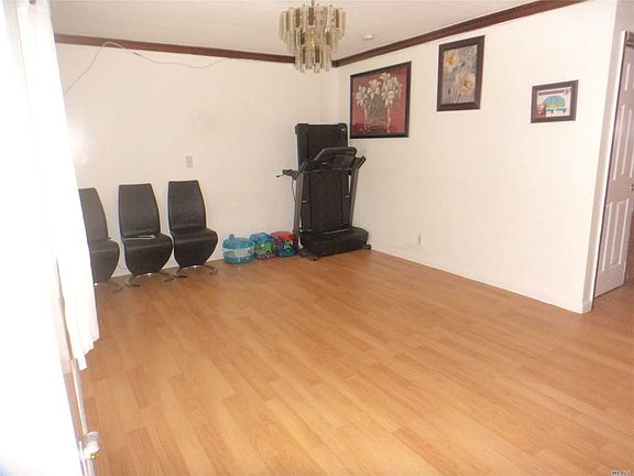 3rd image of 191 Charter Oaks Ave