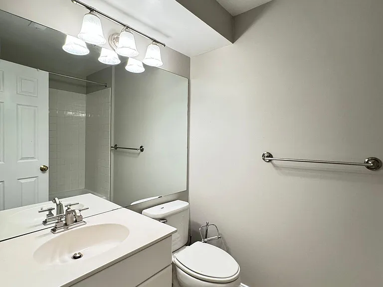 GROUND LEVEL FULL BATH
