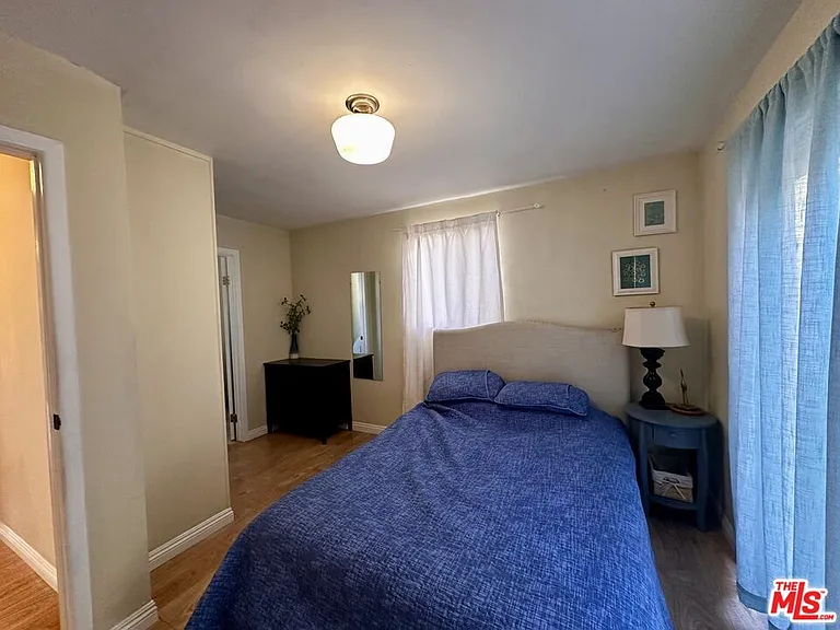 2118 N Marengo Ave — Photo 8