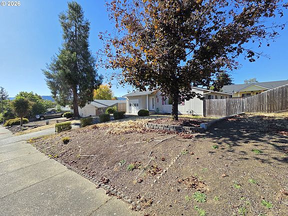4th image of 410 NW Elizabeth Ave