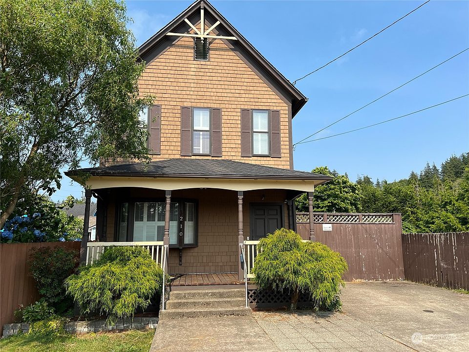 1st image of 210 Chicago Avenue