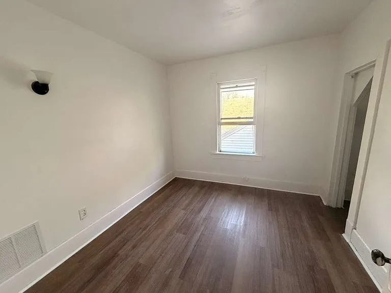 238 E Pearl St — Photo 15