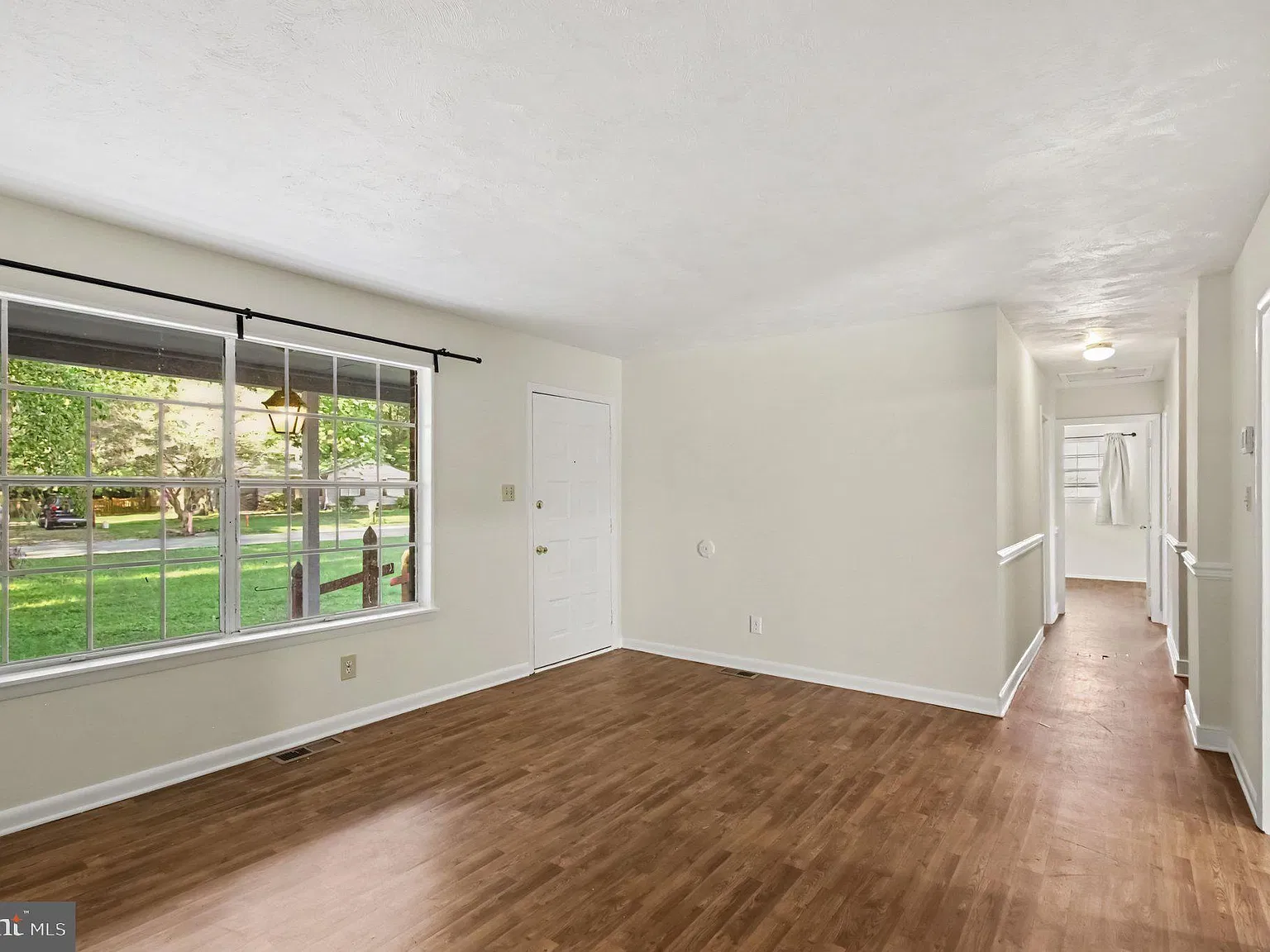 3 bed, 2.0 bath, 1380 sqft, $2,200 — Photo 3