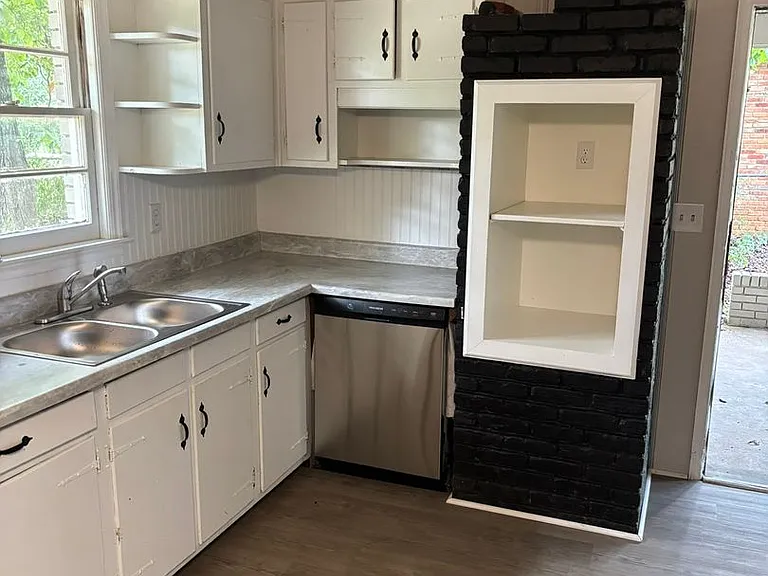 2608 Walker St — Photo 8