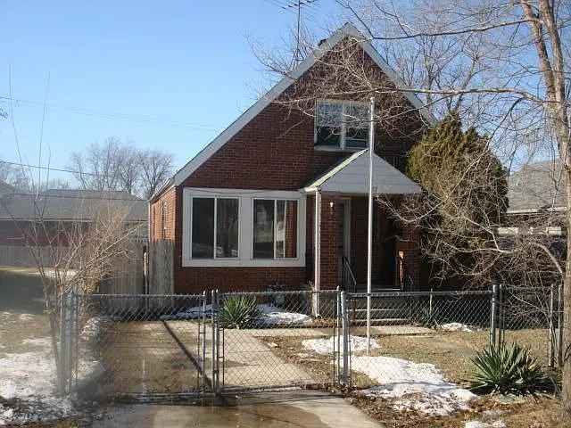 427 Davison St photo 1