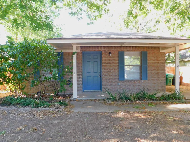 1114 E Mulberry St — Photo 3
