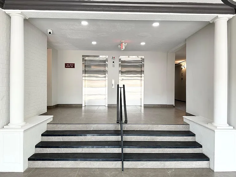 Kings Park Plaza Apartments — Photo 22