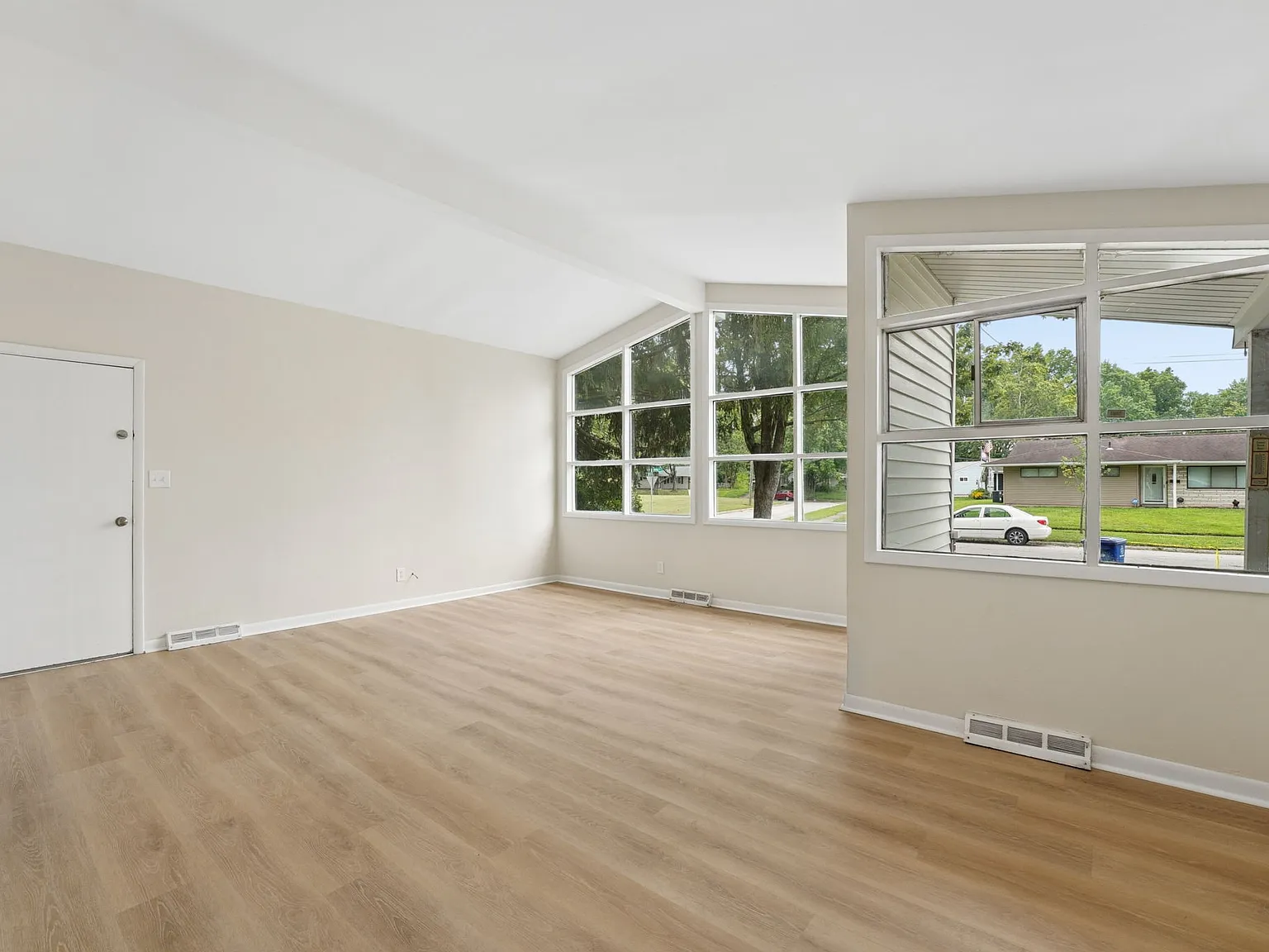 3 bed, 1018 sqft, $1,595 — Photo 2