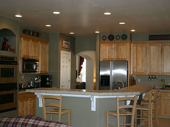 Large Kitchen w/Double Oven, One Convectional