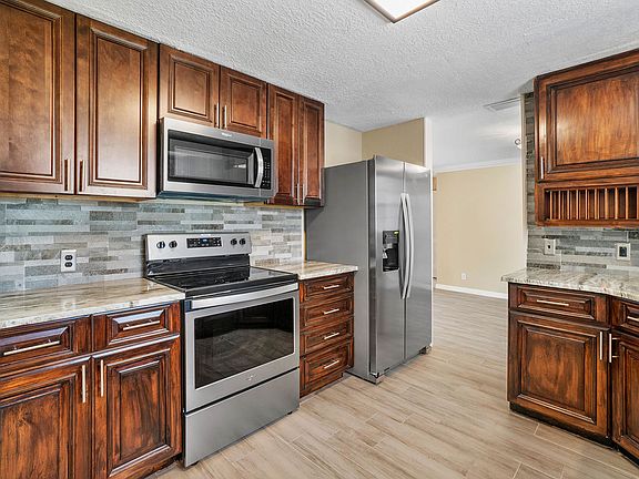 4th image of 8479 Raymond Dr