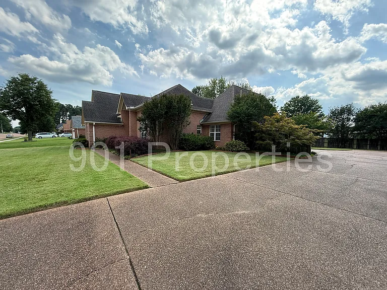 4957 Rivercrest Ln — Photo 2