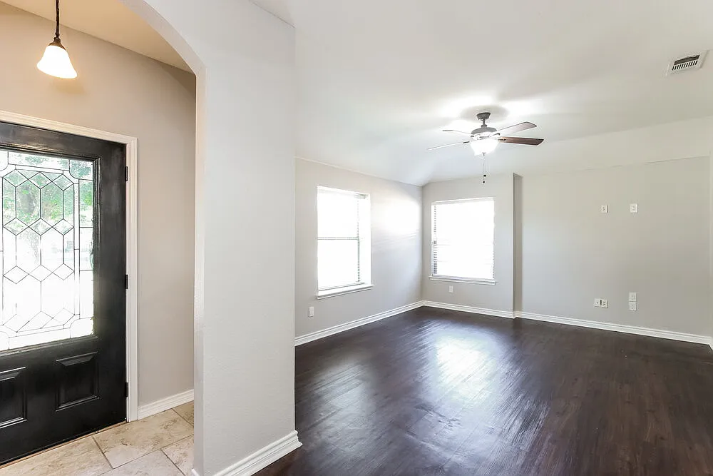 3 bed, 2.0 bath, 1392 sqft, $2,125 — Photo 4