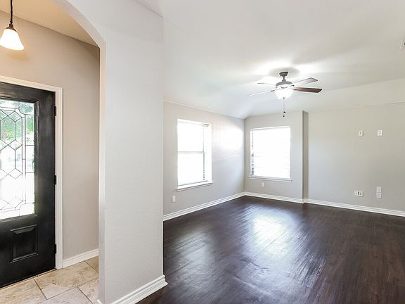 4th image of 1628 Emily Ln