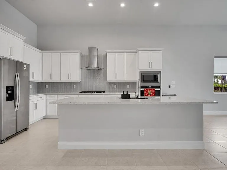 12582 Nautilus Cir — Photo 2