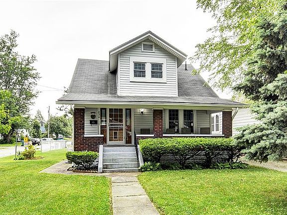 2nd image of 834 Parkway Dr