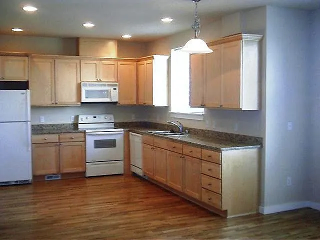 3 bed, 2.5 bath, 1350 sqft, $3,150 — Photo 2