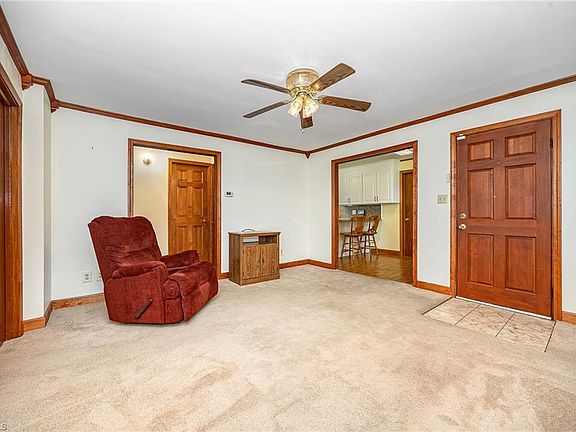 4th image of 208 E Maple St