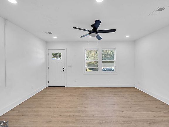 5th image of 2484 Calvin Ave