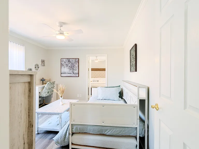4475 Barnard St — Photo 32