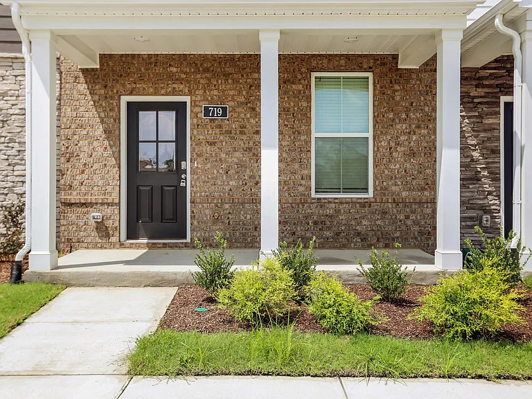 719 Ashbrook Dr — Photo 2