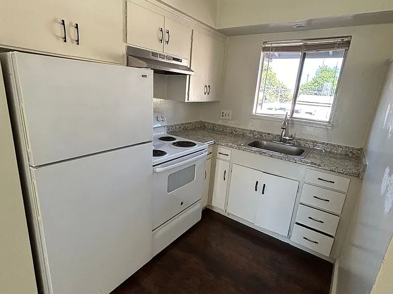 417 E Locust St — Photo 9