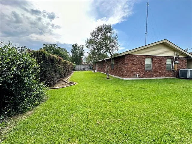 677 Fairlawn Dr — Photo 2