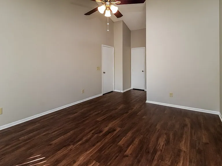 1240 Crossfield Dr — Photo 10