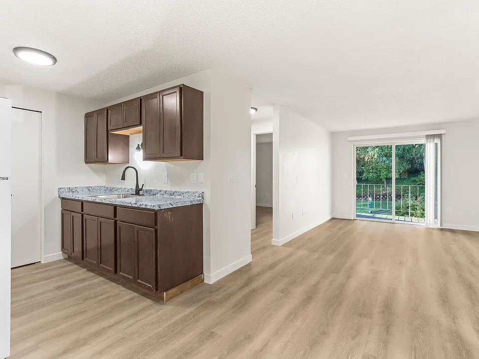 Charbern Apts - In The Heart of Milwaukie Oregon