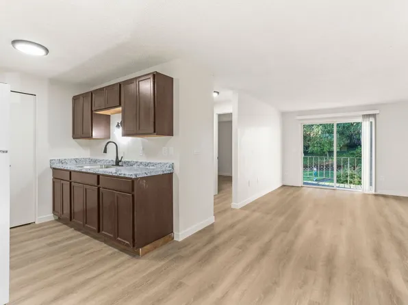 Charbern Apts - In The Heart of Milwaukie Oregon