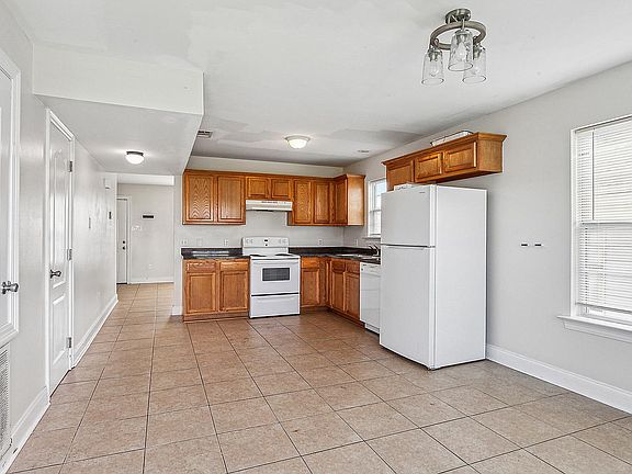 4th image of 5326 Warrington Dr #B