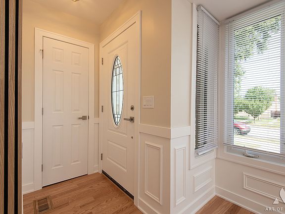 4th image of 7712 Nagle Ave