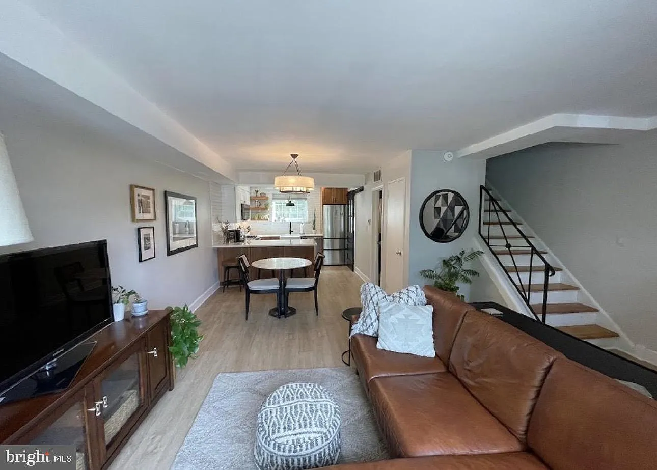 2 bed, 1.5 bath, 835 sqft, $3,100 — Photo 2