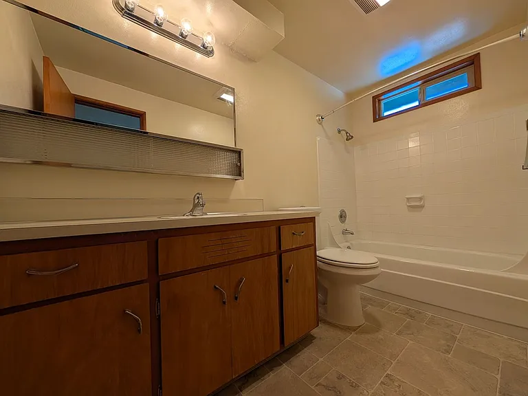 Silver Lace Apartments — Photo 13