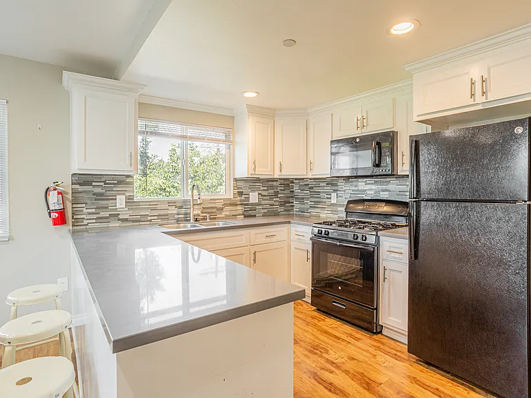 1201 W 36th Pl — Photo 4